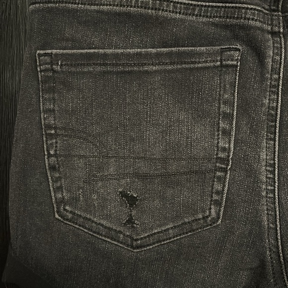 American Eagle The Dream Short Midi Black Denim Shorts Distressed Womens Size 4 - Picture 6 of 9